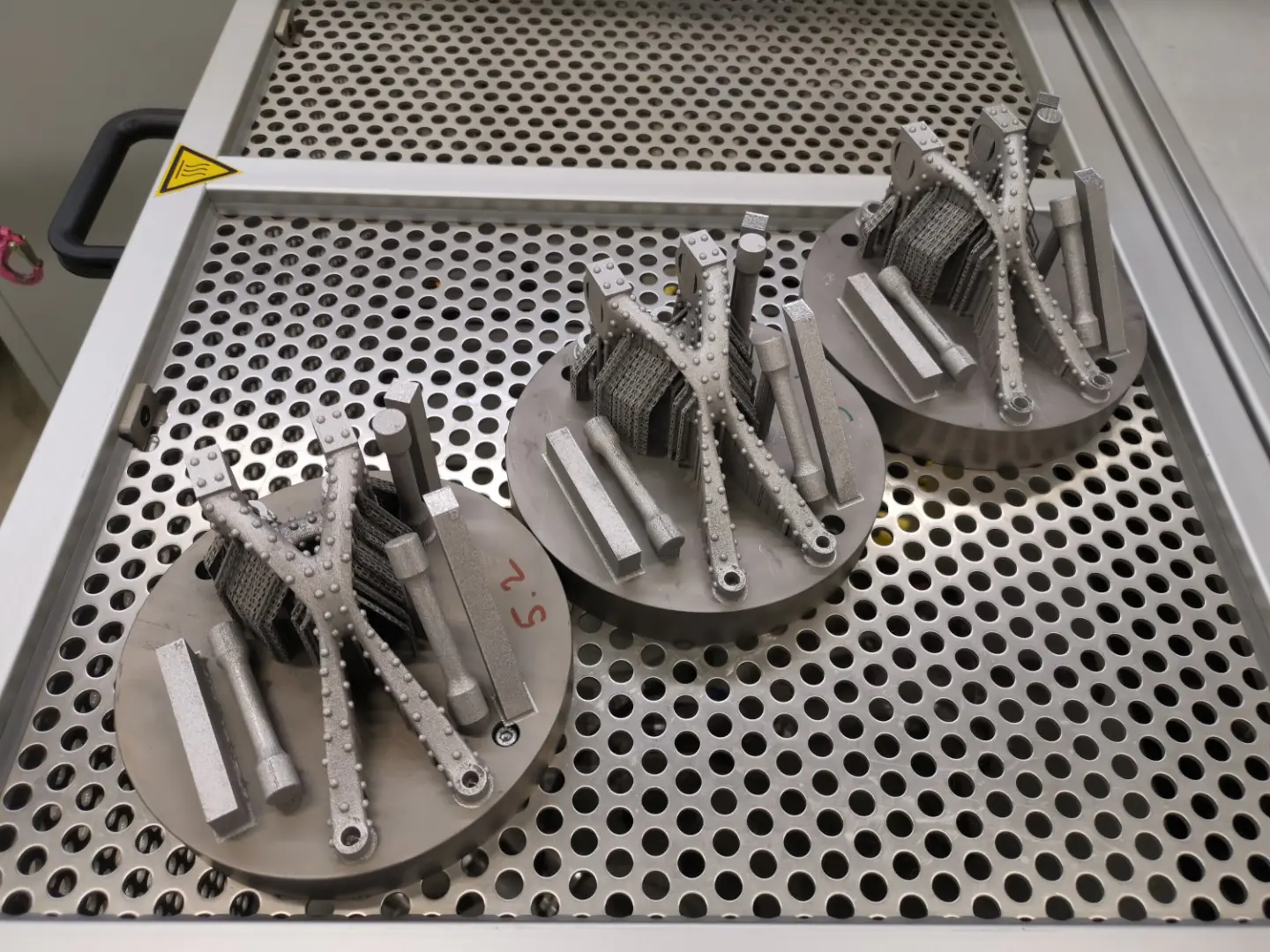 Bauteile vorbereitet für die inline i3D-Prüfung